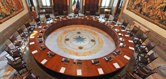 Sala_del_Consiglio_dei_Ministri_(Padfdffadlazzo_Chigi,_Roma)